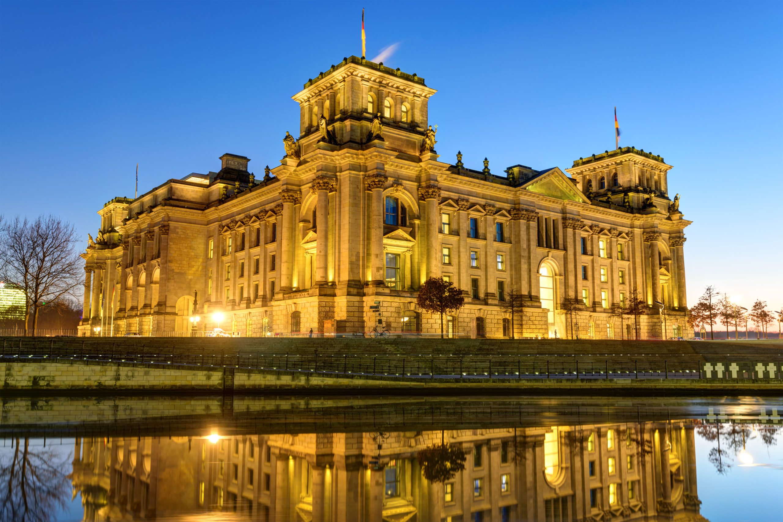 the-reichstag-building-at-the-river-spree-in-berli-2022-12-17-03-46-32-utc